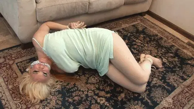 Barefoot Nanny Kordelia Devonshire Tied Up in Nightie &amp; Cleave-Gagged for Game, Showing her Sole In part 1, buxom and playful nanny Kordelia Devonshire interviews for a babysitter job. When Dad tells her his boys have been going through a phase of “tie-up games,” Kordelia thinks that’s cute and lands the job! Soon the two boys had their buxom and playful nanny, Kordelia Devonshire, bound hand and foot and OTM gagged.<br><br>Now in part 2, they approach her with the robbers game again, and she smiles, more than happy to play their game. She’s in her little nightie that really shows off her huge, natural tits (and nipples!). They point their toy gun at her and Kordelia kneels on the sofa and crosses her hands and bare feet behind her (beautiful soles closeup shot here!), and waits for their ropes.<br><br>Our lovely barefoot nanny Kordelia is now tied-up hand and foot and cleave-gagged. She giggles at her predicament and struggles playfully (and really flirty, too!). Then she switches from her initial kneeling position to seated on the sofa, then finally moves down to the floor.<br><br><span style='color:#b0b0b0;'>[隐藏文字，购买后可见]</span>
