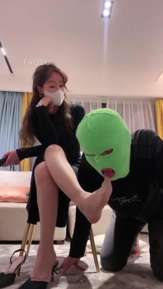 【禾未S】TJ：后妈训练废物儿子（高跟挑鞋诱惑，钻胯高跟羞辱，内内套头，肉丝） 【禾未S】TJ：后妈训练废物儿子（高跟挑鞋诱惑，钻胯高跟羞辱，内内套头，肉丝）<br>创作;【禾未S】<br><span style='color:#b0b0b0;'>[隐藏文字，购买后可见]</span>