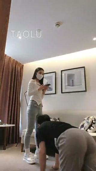 【梵一S】Tj外卖小哥训成狗（嗅舔足，脚进食，太听话奖励圣水） 【梵一S】Tj外卖小哥训成狗（嗅舔足，脚进食，太听话奖励圣水）<br>原创作者：套路直播<br>购买链接：<span style='color:#b0b0b0;'>[隐藏文字，购买后可见]</span>