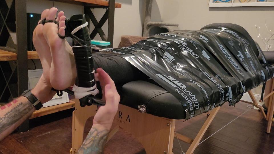 Daisy Lynn Mummified Ticklegasm 购买链接：<span style='color:#b0b0b0;'>[隐藏文字，购买后可见]</span>I've never worked with her before so I began as I always do with someone new, probing with fingers. Lightly at first. The reaction doesn't disappoint. Well, doesn't disappoint me at least. Her laughter comes loud, fast, and often. I tease, poke, prod. Honestly I couldn't find a spot that didn't bring a reaction. I backed off once and hit a spot on her heel and she says....no no there....until I go to the same spot on the opposite foot and she loses it. Her toes are worked, her arches, balls of her feet. Name it.