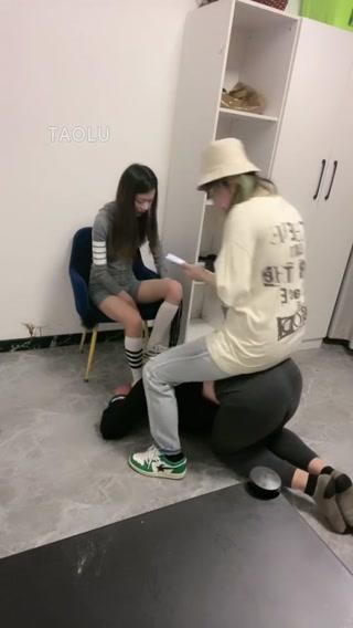 【樱木花椒】双主暴打学生狗【诗诗SSS】 【樱木花椒】双主暴打学生狗【诗诗SSS】<br>原创作者：套路直播<br>购买链接：<span style='color:#b0b0b0;'>[隐藏文字，购买后可见]</span>