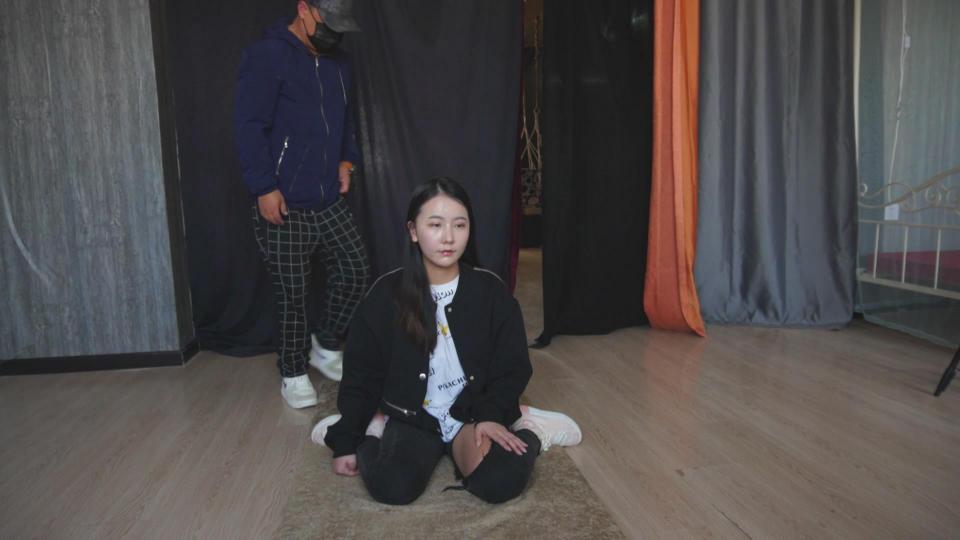 颖儿破洞牛仔裤 唯美之家模特颖儿，挺文静的一个姑娘。今天穿了一件牛仔裤，看着很新，可就是破了一个大洞，估计是天热了，这种裤子凉快吧……