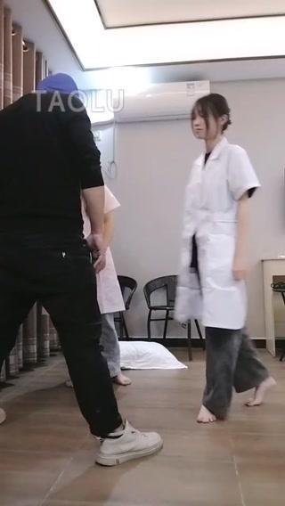 【得意M】高颜值极品双护士小姐姐打狗，暴力重度，耳光，狠踢踹，踝脸，暴力踢档 【得意M】高颜值极品双护士小姐姐打狗，暴力重度，耳光，狠踢踹，踝脸，暴力踢档<br>原创作者：套路直播<br>购买链接：<span style='color:#b0b0b0;'>[隐藏文字，购买后可见]</span>