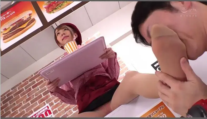葉風ゆりあの時間よ止まれ！ハンバーガーショップ編 在汉堡店工作的服务员被男人的时间停止手表静止，柜台处玩弄丝袜美脚，闻舔抚摸挠痒，玩具玩弄。<br>番号：<span style='color:#b0b0b0;'>[隐藏文字，购买后可见]</span><br>购买地址：<span style='color:#b0b0b0;'>[隐藏文字，购买后可见]</span>