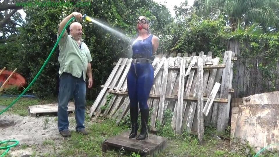 Post bound water torment (MP4 3500kbps) 被猎人手下俘获并紧绑在一根柱子上，暴露在炎热的佛罗里达阳光下，穿紧身连体服的女义警菲斯在绷紧的绳索中挣扎。她的肘部被绑在柱子后面，粘合在一起，绳索沿着她戴着手套的手臂交织至手腕，将她的手臂牢牢固定在柱上。一个巨大的红色口球被紧紧地夹在她的牙间，疼痛地撬开她的下颌。猎人出来折磨他被束缚且无助的宿敌，他检查并收紧了她手臂周围的绳索。然后他拿起一根园艺水管，开始对着挣扎中的菲斯喷水并审问她。他把水直接喷入她的脸，水顺着鼻子灌入并越过口球进入她的嘴里。菲斯在水流中呛咳着并在口球里尖叫。她在残酷紧绷的绳索中挣扎时，他继续用水折磨她。<br><br>Captured by the Hunter's minions and left tightly bound to a post to back in the hot Florida sun cat suited crime-fighter Fayth on Fire struggles in the tight ropes. Her elbows are fused together behind the post and ropes are woven down her gloved arms to her wrists welding her arms to the post. A large red ball gag that spreads her jaws painfully open has been strapped tightly between her teeth. The Hunter comes out to torment his bound and helpless nemesis, he checks and tightens the ropes around her arms. Then he grabs a garden hose and begins to spray and interrogate Fayth as she struggles in the ropes. He sprays water directly into her face the water up her nose and into her mouth past the ball gag. Fayth chokes and screams into her gag as she is in the steady stream of water. He continues to torment her with the water as she struggles with the cruelly tight ropes.  <br><br><br><br><br> 