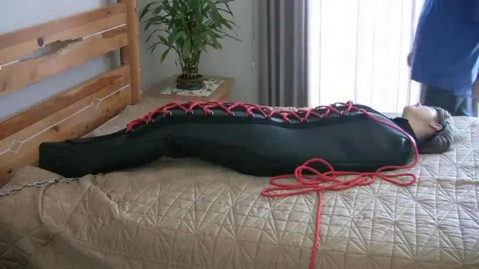 Christy Cutie - Sack Session - Part 1 Part One includes her discovery of the gadget and her willing get in and zipped up and laced into the sack process. Christy is turned on by all of it. It is a struggle for me to get her zipped in (it is a custom sack not specifically made for her), but where there is a will there is a way. My getting her zipped up whatever it takes determination makes her wet, and then the red rope lacing that tightens her up even more? Well, Christy likes it tight.<br><br><span style='color:#b0b0b0;'>[隐藏文字，购买后可见]</span>