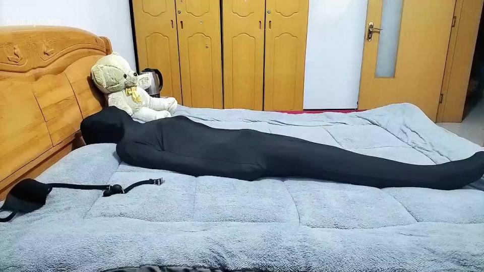 【玩家自缚】束缚袋全包，水手服，白色网袜，玫瑰口球，眼罩、呼吸限制。白丝并腿束缚。 穿着水手服和白丝网袜，自缚。<br>一共用了五条过膝白丝束缚双腿。基本是极限了，脚腕和膝盖并拢的话非常疼，错开一点会稍微缓解。<br>先是用白丝束缚双腿，然后再把双腿套到束缚带里，更加紧绷，双腿一点都分不开。<br>束缚袋两侧有专门的手臂袋，用来禁锢手臂，特别高，拉链没拉相对好点，一旦拉上，靠单手进出手臂袋特别费劲，没个五六分钟一点一点往上搓绝对出不来。<br>正常束缚袋是透光的，不过带上眼罩就什么都看不到了，<br>玫瑰口球和连体头套同时限制呼吸，<br>全身被束缚、紧绷全包、双臂只能被禁锢在两侧，整个人只能像条虫子蠕动挣扎，<br>再加上什么都看不到，全身上下的感觉仿佛就只有身上紧密的束缚。<br>还是有点小刺激的。<br>挣扎的话，特别累，而且基本不可能站起来。<br>尝试站起来两次，但双脚被五双白丝和束缚袋贴合在一起，双手被束缚在两侧，根本维持不了平衡。<br>两次都摔倒在床上，还好不太疼。<br>