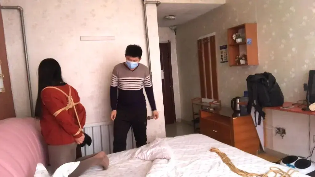 M来试试镜    外出买午饭   M 紧缚放置   回来都不愿意咯 灰丝脚  捆绑放置 <span style='color:#b0b0b0;'>[隐藏文字，购买后可见]</span>  各种新鲜尝试<br>招兼职女绳模，欢迎定拍交流 qq 1547839110<br>另外山东潍坊地区招收兼职女绳模，女M 同好 素质交流，可接受双向网调<br>出售原味衣物