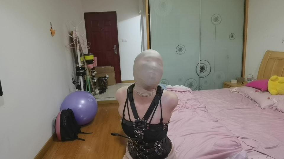 『我的媳妇』第64弹、皮具篇、束腰、胶带包手、单手套、五层丝袜套头+微孔皮头套**惩罚、双层肉丝、 片名:0406<br>时间:74分钟<br>大小:2.66G<br>格式:zip 7z建议使用360压缩解压<br>失效站内信联系我<br><span style='color:#b0b0b0;'>[隐藏文字，购买后可见]</span><br>请勿百度云在线解压或观看<br>请勿百度云在线解压或观看<br>请勿百度云在线解压或观看<br><br>也不知道咋的这在线视频就是传不了，尴尬了<br>不过保证你看后不后悔哈<br>最近很懒很懒<br>这期的拍了估计有段时间了<br>个人感觉对皮具不太感冒<br>还是喜欢绳子<br>故意拿把锁上<br>叫媳妇找钥匙<br>其实钥匙压根就没藏<br>就是不让她找到<br>然后给点小小惩罚<br>五层丝袜套头外加微孔头套那效果杠杠滴