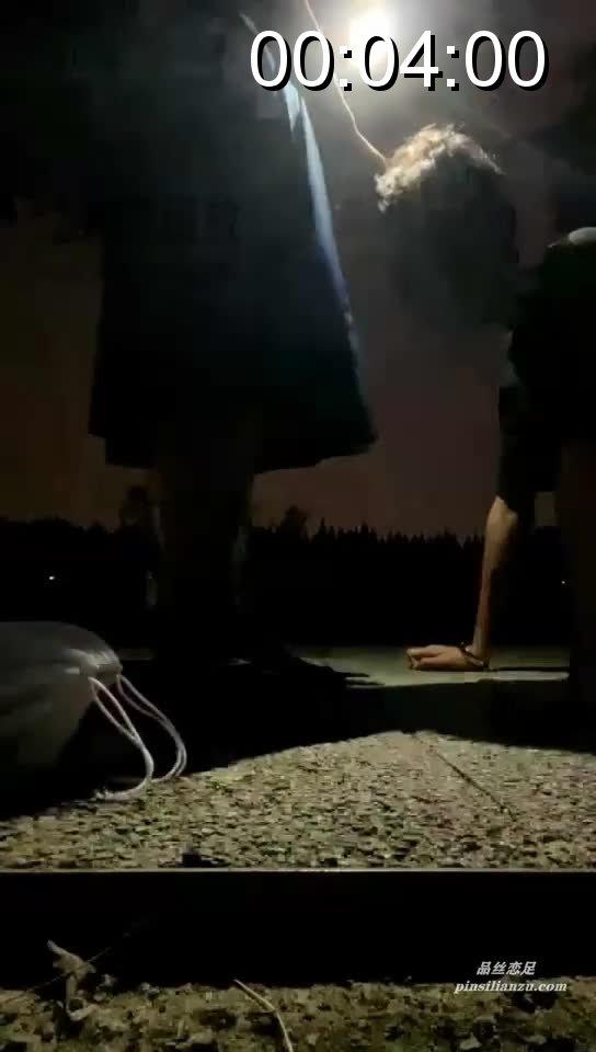 10y136户外公园鞋抽脸 舔脏鞋底 羞辱后面还有路过的情侣遛狗 小痴大人 原创作者： 小痴大人<br>夜晚的户外公园 小痴大人正在调教不听话的男奴 鞋底耳光让男奴嘴里叼着臭袜子使劲的用皮鞋底子抽<span style='color:#b0b0b0;'>[隐藏文字，购买后可见]</span>