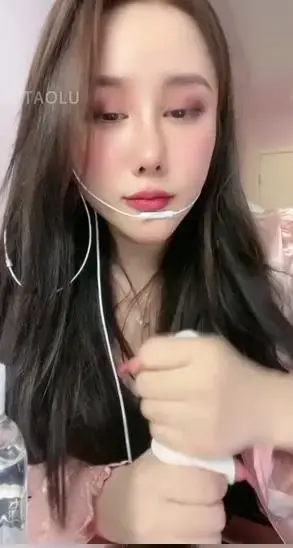 【三三S】第一视角-红绿灯耳机党榨 <span style='color:#b0b0b0;'>[隐藏文字，购买后可见]</span><br>【三三S】第一视角-红绿灯耳机党榨