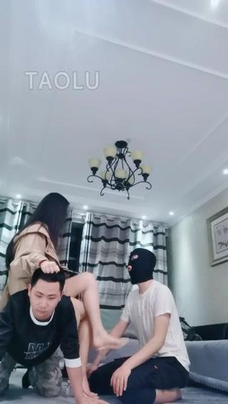 【猫神大人】惩罚两个家务奴踢裆鞭打舔脚 【猫神大人】惩罚两个家务奴踢裆鞭打舔脚<br>原创作者：套路直播<br>购买链接：<span style='color:#b0b0b0;'>[隐藏文字，购买后可见]</span>