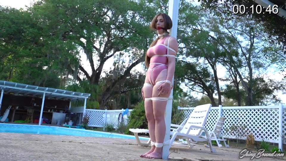 Tan Lines  Gorgeous Terramizu pole tied on a gentle summer day by the pool in her Leohex swimsuit.. Palm trees sway and planes fly over, but Terra is extremely tightly tied, neckroped, crotchroped, and completely helpless to do anything but soak up the warm Florida sun. This video includes the untying and reaction as well! <br><br><span style='color:#b0b0b0;'>[隐藏文字，购买后可见]</span>
