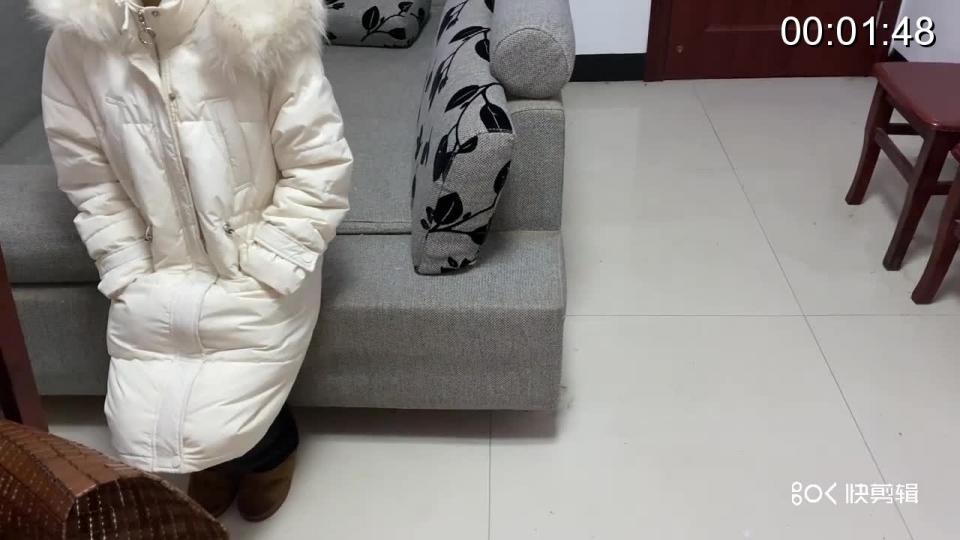 女飞贼室友2 女飞贼一直没找到想要的东西，跟男人相处了一整个夏天都没有发现一丝线索，看来男人已经提高了警惕，一转眼马上就要过年了，女飞贼觉得这是一个机会，准备在男人出门买年货的时候把屋里翻个底朝天，这天男人出门买年货，女飞贼掐好时间换好夜行衣准备找宝物，从客厅一直搜索到男人的房间都没有找到，女飞贼正在思索还有哪里没找过，正在此时，男人刚好回来拿东西，马上就打开房门了，女飞贼躲在门后给了男人一个大大的惊喜。。。。（此版是小梦版本，大学生不容易再加上易情原因一直都没时间出作品，望大家理解）可能大家看多了赤裸裸的片子偶尔换着看一下剧情向的会有不一样的体验哦，大家有什么剧情也可以私聊我，感谢支持