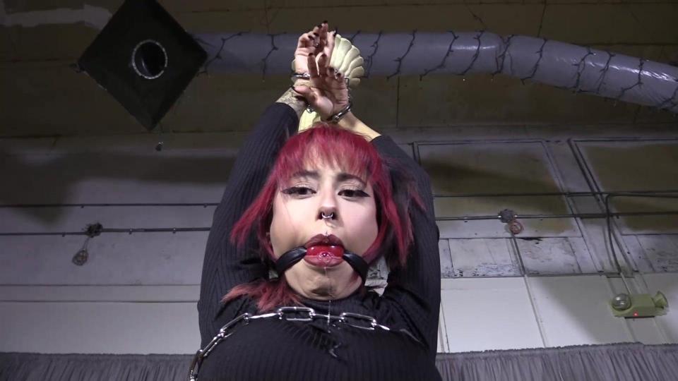 Lilith's creepy photo shoot part#1 Lilith books a gig with a new producer and gets creeped out by him.  She gets cuffed standing against a bed post and the at the end she gets hogcuffed.<br><br><span style='color:#b0b0b0;'>[隐藏文字，购买后可见]</span>