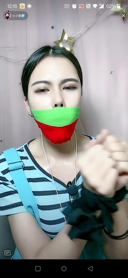 主播封堵嘴合集 第一段，主播先将半个柠檬塞入嘴巴里，然后用丝袜紧紧封住，楚楚动人。第二段，主播将一双厚厚的运动袜塞入嘴里说出来接着丝袜封住嘴巴，再依次用绿色和红色胶带混搭封上，接着将双手捆绑，呜呜呜的叫。<span style='color:#b0b0b0;'>[隐藏文字，购买后可见]</span><span style='color:#b0b0b0;'>[隐藏文字，购买后可见]</span>