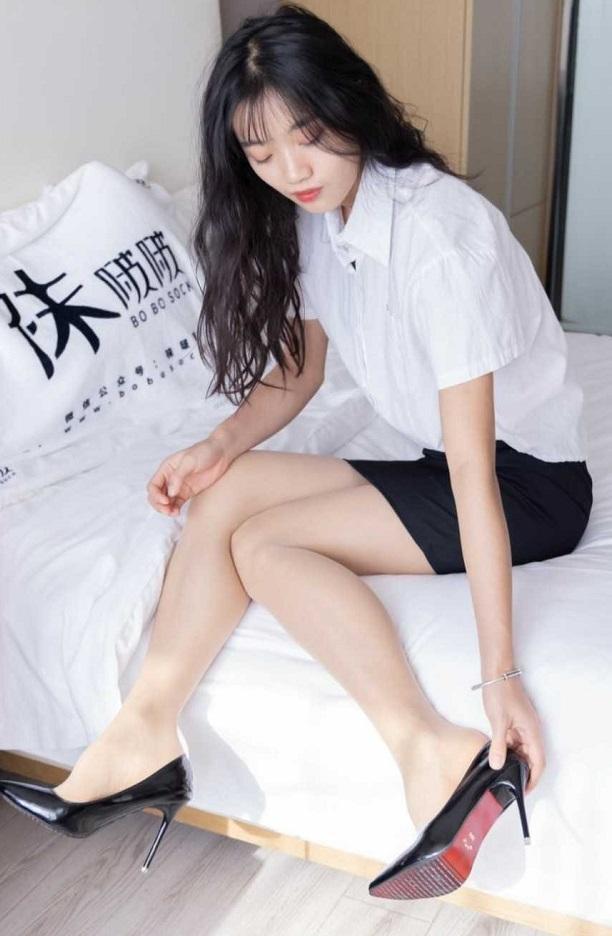 袜啵啵071期：涵涵-OL制服、高跟鞋、肉丝（脚尖加固款）4K 袜啵啵071期：涵涵-OL制服、高跟鞋、肉丝（脚尖加固款）<br>主题内容：OL制服、高跟鞋、肉丝（脚尖加固款）<br>购买地址<span style='color:#b0b0b0;'>[隐藏文字，购买后可见]</span>