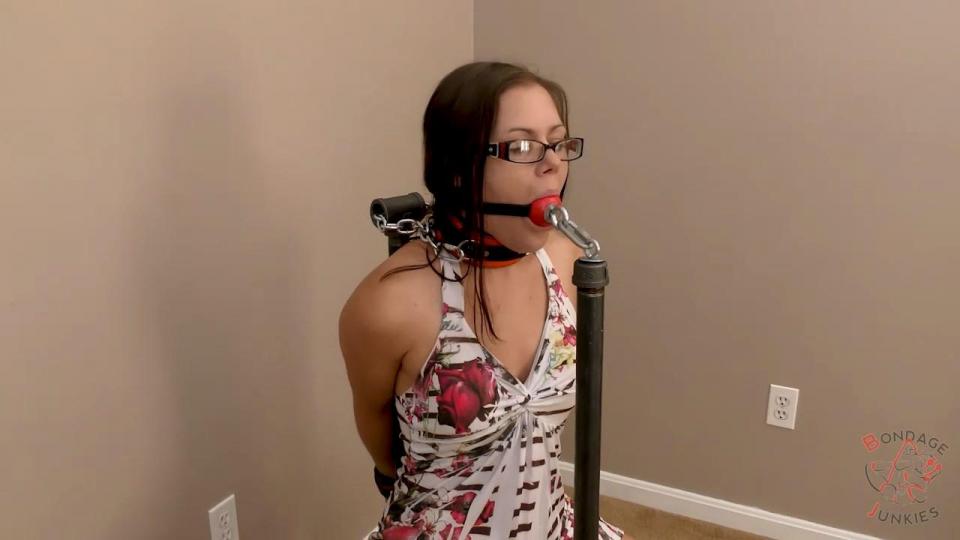 Bondage Junkies: Сhlое vs. А Sресiаl Rеquеst Categories: rigging, leather, newbie, legcuffs, pole, chains, ballgag<br>Keywords: bondagejunkies, bondage, rope bondage, shibaru, suspension, belts, bedtie, hogtied, tight bondage, strict bondage, bound elbows, struggling, ballgagged, helpless.<br><span style='color:#b0b0b0;'>[隐藏文字，购买后可见]</span>