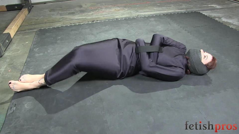 FetishPros: Ноbblе Strаitjасkеt Еsсаре Category: STRAITJACKET<br>Related Categories: BAREFOOT, TAPEGAGGED, ESCAPING, BONDAGE.<br>Keywords: escape challenge, straitjacket, krysta kaos.<br>类别：紧身衣<br>相关类别：赤脚、绑带、逃跑、束缚。<br>关键词：逃生挑战，紧身衣，krysta kaos。<br><span style='color:#b0b0b0;'>[隐藏文字，购买后可见]</span>