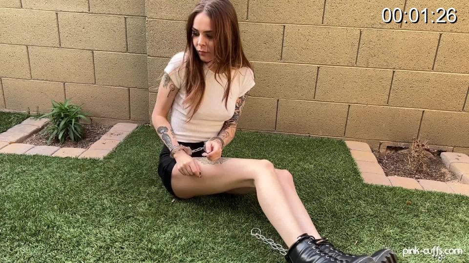 Little Lady Cuffed and Ziptied Little Lady gets to try on handcuffs in front and behind! She has leg cuffs on before being put into a hogcuff with zipties. Come see it all!<br><br><span style='color:#b0b0b0;'>[隐藏文字，购买后可见]</span>