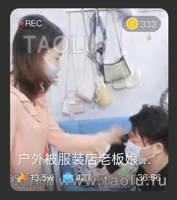 【得意m】户外被服装店老板娘重度跺肚子，素人第一次中度踢裆，舔肉丝，深喉，耳光，长简鞋夹脖子，钻胯，舔脚，全体重踩踏，跺脸，踩脸。 【得意m】户外被服装店老板娘重度跺肚子，素人第一次中度踢裆，舔肉丝，深喉，耳光，长简鞋夹脖子，钻胯，舔脚，全体重踩踏，跺脸，踩脸。<br>原创作者：套路直播<br>购买链接：<span style='color:#b0b0b0;'>[隐藏文字，购买后可见]</span>