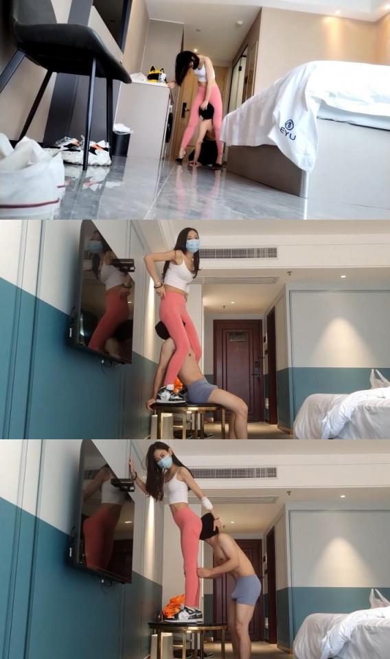 广州小鱼姐姐瑜伽裤AJ加高跟玩弄坐垫 广州小鱼姐姐瑜伽裤AJ加高跟玩弄坐垫<br>原创者：小鱼姐姐<br>购买地址<span style='color:#b0b0b0;'>[隐藏文字，购买后可见]</span><br>废物贱狗只配在主人高贵的胯下，卑微的活着，给主人当坐垫，小鱼女神无视贱狗[X_X]，主人没玩够不会给你松开，使劲吸主人胯下的汗臭味，最后换高跟腿绞，钻胯羞辱<br>
