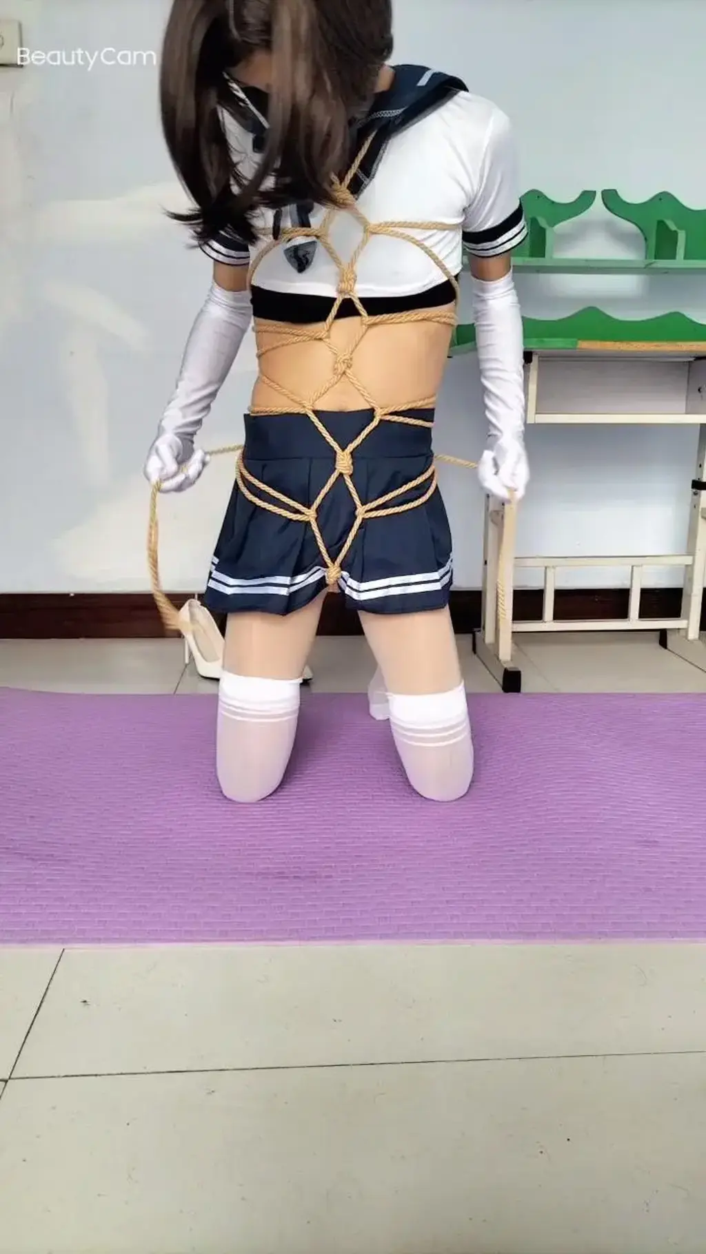 【玩家自缚】自缚教程，龟甲缚教程。 一个标准的龟甲缚。<br>龟甲缚想要好看的话，<br>就一个字，<br>紧！<br>要体现出绳子把肉肉勒成一块一块的感觉。<br>被绑的人，只要不是绑的松松垮垮的，每次呼吸都能感觉到绳子包裹在身上的感觉。<br>漂亮又舒服。