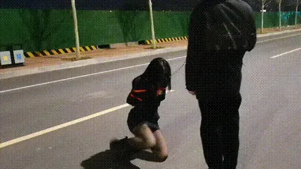 看见公交站美女随地丢垃圾，果断绑起来 看见公交车站有个美女乱丢垃圾，谴责后果断将其捆绑起来游街。并教训女孩以后不准随地丢垃圾。视频解压密码：chuxin   -            -<br>一绳所爱绳艺体验店面向全国爱好者开放，本店提供绳艺捆绑模特服务、体验女绳师捆绑服务、体验长时间囚禁服务、绳艺教学培训、绳艺交流会、场地出租、专业麻绳销售，原创视频套图销售、作品私人定制、模特原味丝袜出售等，另外本店招募同好合作伙伴。微信：351552501初心