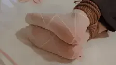 小芳的严厉调教（头套tk+全身捆绑+脚底挠痒+棒棒糖调教） 橙子原创<br>小芳最近不听话，有点小情绪，对主人态度也不好。身为一个优秀的调教师，自然要对女m树立绝对的权威，于是决定对她进行一次严厉调教，让她知道谁是真正的主人。首先挑选了一个带口塞的头套，这样就可以让小芳体验下感官封闭的同时杜绝她在调教过程中对主人出言不逊，紧接着全身紧缚，是那种一点也不能动弹的，这下也就由不得她了，最后就是最刺激的调教道具准备好后调教正式开始。小芳此时已经完全失去行动力和感知，一切都已被主人操控，抓起她的玉足就是一顿输出，接着全身上下也被鞭打挠痒，想要挣扎全身被绑，想要呼喊却什么也说不出来。最后主人还拿出一个棒棒糖，他打算如何“奖励”小芳呢？内容精彩，最后特别刺激<br>另外众筹区有发起众筹希望同好朋友多关注支持一下，登陆网址进入众筹区参加：www.smlsml.net<br>后期内容持续更新，欢迎同好朋友交流提供拍摄内容，提及较多的会采用。<br>长期招圈内m，欢迎同好交流，q413495433。 有网友反应和谐问题，压缩上传，下载后解压，解压密码：czyc123