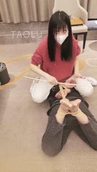 【夏夏绳缚S】双s骑马捆绑踩踏钻胯羞辱折磨 【夏夏绳缚S】双s骑马捆绑踩踏钻胯羞辱折磨<br>原创者：套路直播<br>购买地址<span style='color:#b0b0b0;'>[隐藏文字，购买后可见]</span>