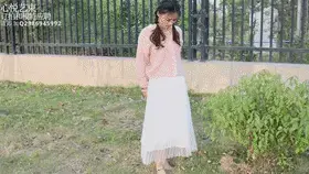 【心悦艺束】双马尾女孩室外公园镣铐行走与驷马 最近因为疫情原先的模特都封学校里面出不来，我就又约妹纸去了，这个妹子身材很不错，外拍的时候顺便试试镣铐行走嘻嘻。草地很扎脚，妹子只穿了一层超薄的肉丝，行走的过程又痒又疼，很有视觉体验哈哈。<br>另外这一期时长较短，所以附赠有一些当时拍的照片，一些足部特写和镣铐的照片。希望大家喜欢<br>定拍，模特应聘，请加Q2386945992。海外用户请用Telegram：xybondage。或者联系邮箱：xybondage@qq.com<br>视频中的衣物，丝袜，道具有需要的也可联系我。<br>解压密码是：xyys