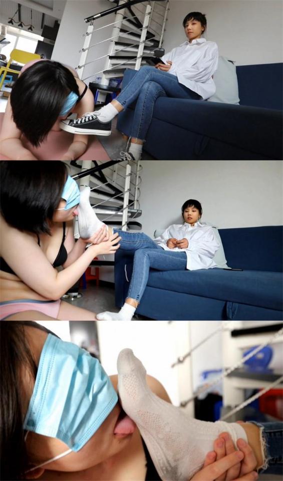 【惑心】贱母狗跪舔极臭脏袜子 【惑心】贱母狗跪舔极臭脏袜子<br>原创者：套路直播<br>购买地址<span style='color:#b0b0b0;'>[隐藏文字，购买后可见]</span><br>超清画质 袜子上磨损起的毛都看的清清楚楚<br><br>下贱母狗跪舔我穿黑了的原味踩厚袜子，使劲的闻袜子臭味，舔帆布鞋，踩脸插嘴<br>