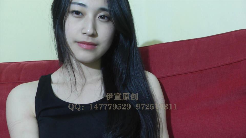 佳颖问我：把她绑成这样有什么想法？ 视频内容详细介绍如下：<br>拍摄于2021年9月25日深夜2点，为佳颖最新视频，有多方位的突破和惊喜，有可能空前绝后，估计以后很难再遇到她这么嗨的机会了，也许这就是她今后的唯一孤本了，而且是熬夜拍摄，所以加了10元，同时感谢大家多给赞助10元，挑灯夜战太辛苦，还竟然有机缘捕获了如此难得的珍品，所得会补助给佳颖，希望可以长期留住她<br>本视频从拍摄视角和情感探索以及语言交流，深度了解佳颖，仅此一部，物有所值，千万不要快进，适合慢慢细看，她的每秒都是精彩的，所以这部片子大家最好夜里看，静静地细品各个细节，深度剖析佳颖，精彩的不只是捆绑，她的秘密更有价值，大家注意各种珍贵价值点和看点，下面有具体内容和重要时间点提示（因后期加了15秒片头，所以以下推荐的时间点一律延迟15秒）：<br>将佳颖桃缚后，兴致正酣的时候，佳颖忽然问我：把她绑成这样有什么想法？<br>之后笑容竟从以往的清纯忽然变成妖艳妖娆，甚至魔性。。。。。。最后平静下来变得深情<br>所以这是佳颖最珍贵的视频：佳颖忽然放下矜持，开始对捆绑有感觉了：<br>原本害羞文静矜持的佳颖，忽然变得风情万种，不知为什么这么开心，话这么多，居然开启撒娇模式，让我深感惊奇，而且温柔的佳颖忽然还大声说笑，一起来听听佳颖的罕见的呻吟声，撒娇声，大笑大喊大叫和淘气的怪声，估计是因为这次捆绑让她找到感觉了，全程很嗨，让她完全松弛，展现了真实一面。一起听听她的笑声有啥特别！<br>家里没别人或是方便的时候，可以尝试在另一间房子里播放这段视频，自己隔着一间屋只听着视频里的声音，只有一间房的话就不看画面，只听声音也行，你会感受到其中奥妙<br>对于佳颖手臂有疑问的解释是：长期游泳运动爱好者，所以手臂健美有形，没有赘肉。<br>这次居然可以跟她胡闹，之前她最反感被挠脚心，这次挠脚心，她居然没有急眼，只是撒娇和呼喊，她说的最多的字就是：不行，别，这三个字字在当时显得很有蛊惑性，<br>尤其松绑时趁其不备，再忽然狠挠一下会是什么反应，会不会翻脸，大家敬请观看<br>中间有大量的对话和真实访谈：包括佳颖说交男友，她居然一直没有交男朋友，原来是这个原因，让她气质纯洁，非凡，有特殊魅力，而且很多性格和体肤容颜等都会显得冻龄。<br>她说她特别好奇别人对她的看法（视频9：07处）。后面还有佳颖自爆自己的年龄（视频31：27处）。<br>这次佳颖下班后过来，一起吃饭后开拍到现在，此时已是深夜2点，我们都很困，也许困倦是一种兴奋剂，白天她还要上班，问她困不困，她声音忽然变得小小地温柔地说不困（视频29：15处），<br>从没有想过原来她居然这么爱笑，这么好逗，笑声不断，是多重性格？还是谁让她这么开心？<br>第一次被桃缚，佳颖是快乐的，被桃缚的佳颖曾经目不转睛盯着我看，但我太面（视频16：52处），笑着问我你要干什么（视频18：13处开始，妩媚的笑容）。可惜我心理准备不足，也许是我永远的遗憾，我过去的人生永远是反应慢半拍，失去的机会，留下的遗憾太多，回看视频，她苹果一样甜美的笑容，唯一一次的甜美，尤其是肌肤相碰时，她也不排斥，还很开心和撒娇，人一旦那股劲来了，就像是点了笑穴，无论说啥或是碰哪儿都会笑，此时应该是百无禁忌，这个机会恐怕是千载难逢，可惜没有抓住机会，可惜啊，是不是？<br>应该是做梦，是我自作多情<br>但她确实被我逗得一度笑得停不下来（视频21：12处），原来她很甜，还有这么爱笑的多重性格，这次经常自己无缘无故地就傻笑起来<br>难道这是佳颖原形毕露，一改往日形象，太珍贵，以后不知是否还能遇到，<br>于是很多超近距离脸部特写很多，大家可以细看佳颖的五官和表情<br>平日有礼貌客气害羞拘谨。忽然话多，而且是真话真嗓音，这就是纪实情节片的珍贵之处。<br>很多朋友反应A片的烂片越来越多，主要就是拍得太假，尤其是很多日本鸡的叫声千篇一律地都是装嫩，装[X_X]，太假了，表演痕迹太重，当然优秀敬业的AV片也有很多，尤其是那些经典的片子和演员，关键就是要真实<br>本期最后还特意加了一段拍摄后的情感访谈<br>本片也有一个谜语，因为是深夜拍摄，我穿插着给佳颖讲了一个恐怖邪恶的故事，以此开玩笑影射佳颖，这是86年看过的一个恐怖片，有谁知道这部片名？寻找了多年未果<br><br>本期是佳颖对话最多，最开心的视频，她主动说起她的过去交友经历（视频5：20处），她看透了男人的心理和目的，很聪明，所以从不交男友。此时已是接近夜里2点50，我俩都是极其困倦，奇怪的是佳颖的情绪异常兴奋，笑容异常开心<br>而且她这样矜持的闺秀型女孩，居然也会撒娇，一旦被弄疼了反而一反常态开心的撒娇，今晚真不知道她是啥原因，她闺蜜说她平时脾气也很大的<br>视频的噪音和某些隐[X_X]会被静音<br><span style='color:#b0b0b0;'>[隐藏文字，购买后可见]</span>