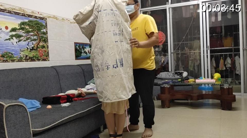 捆绑老婆装入白布袋 作者：忍者屠龙。让老婆穿上睡裙，带上眼罩绑起来，装进一个九十年代的白色邮政布袋里，扎紧袋口，看她在袋子里面翻滚，没想到她把袋子都搞烂了，最后破茧而出。<span style='color:#b0b0b0;'>[隐藏文字，购买后可见]</span>[-H]