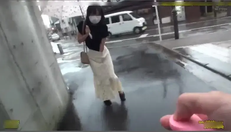 [X_X]露出 街中でこっそり敏感おまん娘を弄ぶ路上アクメ散歩 被放入遥控玩具街上指示游走。刺激越来越无法忍受的她走进没人的巷子将手放了进去。已经变得黏糊糊的了。露出一副恍惚的样子，好几次都在绝顶。<br>番号：<span style='color:#b0b0b0;'>[隐藏文字，购买后可见]</span><br>购买地址：<span style='color:#b0b0b0;'>[隐藏文字，购买后可见]</span>
