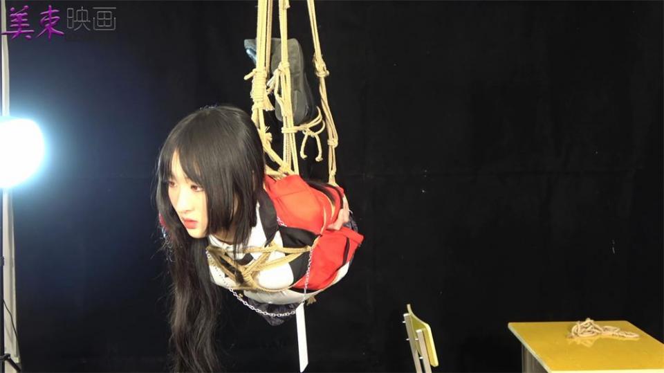 【美束映画】蓝蓝，狂徒之渊cos 本次拍摄的是蛇喰梦子的cosplay，感觉这个丫头真的很像，所以专门给她准备这个cos节目，但是我们不是专门cos摄影，而是绳艺摄影师，不说了，紧紧绑起来，全吊让你感受，赌博输掉人生的滋味。<br>不多说了，上图看介绍哈。！<br><br>视屏时长：41分29秒<br>清晰度：1920:1080p<br>大小：3928M<br>视频请下载后解压缩，没办法，李叔叔管得紧，我们只能注意了！<br>此外，武汉美束映画工作室欢迎大家约拍定拍了！我们不敢说是最便宜的，但是绝对保证最高性价比！ <br>目前有果果，炎，莎莎，小狐狸，然然，阿荣，芸芸，珊珊等10多位模特接受约拍定拍，环肥燕瘦，沉鱼落雁！各种模特任你选择！<br>联系企鹅：老男孩 2908736833<br>好了，下面就是连接了，希望大家喜欢多多购买，你们的支持，才是我们发展的最大鼓舞和动力。
