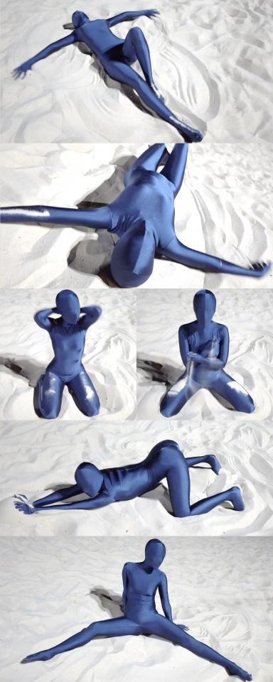 [W’sH]——Natasha女神——深蓝zentai——夜晚海滩外出记 1——沙滩上的女神在发骚 娜塔莎带着她的深蓝色zentai去泰国度假了！<br>热带夜晚沙滩，风儿轻轻吹过，作为资深的zentai恋物女孩，怎能放过如此绝佳的外出机会？<br>她偷偷穿上深蓝色zentai溜到了沙滩上。<br>当温热绵密的沙子，邂逅了紧致丝滑zentai，会是什么样的感觉呢？<br>娜塔莎放情的在沙滩上蠕动身躯，<br>柔软细滑干爽的沙子.....丝滑紧致的zentai.....相互摩擦着缠绵在一起......<br>温热的暖风抚摸着被zentai包裹住的身体.....<br>哦！像是到了天堂一样！<br><br><br><br>注：<br>W'sH 工作室<br>专注于zentai、紧身衣、spandex、丝滑光泽衣物、乳胶、睡袋、捆绑、锁链……等一系列恋物拍摄。<br>清一色欧美模特，高颜值，好身材。<br>单女、女女、三女应有尽有，各种玩法层出不穷。<br>拍摄手法极具艺术性，作品极具收藏价值。<br><br>注：<br>已取得W'sH工作室的代发授权，并已提交给管理员。<br><br>注：<br>价格我已协调W'sH，给中国的粉丝们争取了能够接受的价格。<br>若是还觉得贵，请自行参考C4S上的价格。<br><br>注：<br>很抱歉，不支持定拍。<br>可私信提出建议，我会帮助转达。