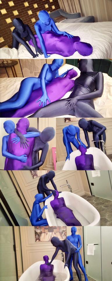 [W’sH]——女同(三女)——zentai——两个女S一起玩虐包裹在睡袋里的女M 黑zentai女S到蓝zentai女S家中聚会。<br>蓝zentai女S打开衣柜，给黑zentai女S展示她的新女奴——一个被紫色光泽睡袋紧紧包裹住的女m。<br>两个女S把睡袋女M从衣柜里拖出来，丢在床上，紧接着对睡袋女M上下其手，挠痒，抚摸，睡袋女M苦苦挣扎却不得脱身。<br>玩着玩着两个女S淫性大发，两个人抱着睡袋女M，开始在睡袋女M身上前后摩擦了起来，还顺手抠着睡袋女M的比……<br>两个女S，一个女M，三个女同，一张床，摩擦着，快乐着，呻吟着，就这么嗨了起来，好不快乐。<br>欢愉过后，睡袋女M趁两个女S放松警惕，悄悄溜下了床，试图逃走。<br>然而整个人被光泽睡袋紧紧包裹，行动不便，只能一蹦一蹦的前进，蹦跳声惊动了两个昏昏欲睡的女S。<br>两个女S跳下床，捉住睡袋女M，决定继续惩罚她，把她托进了浴室，丢进了浴缸里，打开水阀往浴缸里注水。<br>两个人玩弄着浴缸里的睡袋女M，突然又兴奋了起来，竟然当着紫zentai妹子的面做起了爱！！！！<br>云雨一番之后，两个女S决定离开了，把睡袋女M丢在浴缸里，让水淹没她，让她在水中ZX，好好感受一下绝望。<br>睡袋女M着急了大声叫喊———“你们不管我了么？水满了会淹死我的！”<br>两个女S轻蔑的笑着说————“那就淹死你吧臭表子，你可以在被水淹没ZX的时候好好高朝一番呢，然后在高朝来临的那一刻，快乐又痛苦的死掉吧~”<br>两个女S笑着离开了，留下睡袋女M在浴缸里，水沾湿了她的光泽睡袋，睡袋越来越紧，她看着慢慢上涨的水位，害怕到了极点，一边呻吟一边挣扎……<br><br>小惊喜 ：仔细看，黑zentai妹子还打了乳钉哦~~<br><br><br><br>注：<br>W'sH 工作室<br>专注于zentai、紧身衣、spandex、丝滑光泽衣物、乳胶、睡袋、捆绑、锁链……等一系列恋物拍摄。<br>清一色欧美模特，高颜值，好身材。<br>单女、女女、三女应有尽有，各种玩法层出不穷。<br>拍摄手法极具艺术性，作品极具收藏价值。<br><br>注：<br>已取得W'sH工作室的代发授权，并已提交给管理员。<br><br>注：<br>价格我已协调W'sH，给中国的粉丝们争取了能够接受的价格。<br>若是还觉得贵，请自行参考C4S上的价格。<br><br>注：<br>很抱歉，不支持定拍。<br>可私信提出建议，我会帮助转达。 