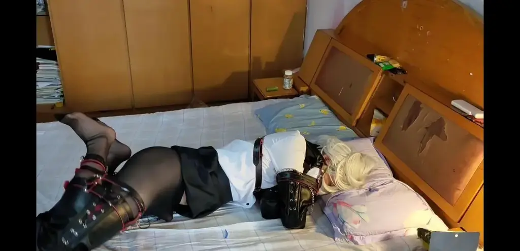 伪娘k9人形犬捆绑放置电击调教1 帮助伪娘小弟弟绑好k9装备之后，星河就去换衣服啦，打开郊狼，中间放置了很久哦，视频会分两集发哦.(来自南京的萌新刚刚入坑，是m哦，喜欢胶衣，kig，bdsm，寻找同好一起玩耍拍视频，有经验的s更好啦，有兴趣的可以加Q204887249，希望大家多多支持，今后会推出更加精彩的视频哦～)<br>