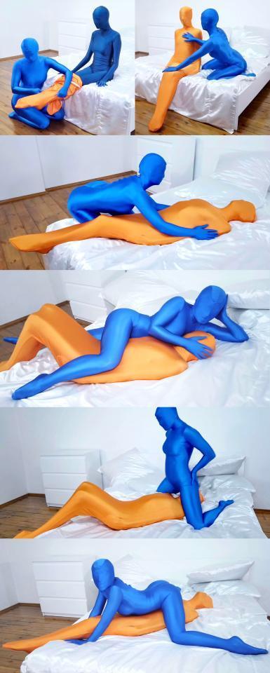 [W’sH]——女同(双女)——zentai——两个蓝色zentai淫娃的睡袋游戏 Part 1 ：<br>浅蓝色zentai女孩拿出橙色光泽睡袋，把深蓝色zentai女孩装了进去。<br>然后两个人开启了丝滑贴贴play，两个女孩在丝滑织物的包裹摩擦下快乐的呻吟着。<br>Part 2：<br>浅蓝色zentai女孩也被装进了紫色光泽睡袋。<br>因为睡袋两侧带有手臂固定夹层，所以两个女孩被紧紧包裹住动弹不得，只能来回蠕动着身体，享受着双层丝滑紧致包裹下的恋物快乐。<br><br>PS：全包睡袋，睡袋两侧带有固定手臂的夹层。<br><br><br><br>注：<br>W'sH 工作室<br>专注于zentai、紧身衣、spandex、丝滑光泽衣物、乳胶、睡袋、捆绑、锁链……等一系列恋物拍摄。<br>清一色欧美模特，高颜值，好身材。<br>单女、女女、三女应有尽有，各种玩法层出不穷。<br>拍摄手法极具艺术性，作品极具收藏价值。<br><br>注：<br>已取得W'sH工作室的代发授权，并已提交给管理员。<br><br>注：<br>价格我已协调W'sH，给中国的粉丝们争取了能够接受的价格。<br>若是还觉得贵，请自行参考C4S上的价格。<br><br>注：<br>很抱歉，不支持定拍。<br>可私信提出建议，我会帮助转达。