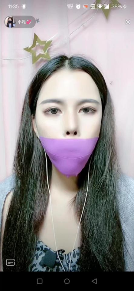 主播嘟嘴合集3 第一段，美女主播将一块肉色连裤袜揉成团塞入嘴巴里，塞满嘴巴后闭上嘴巴，接着用三张透明胶带将嘴巴及脸颊封住，只能发出呜呜呜声音。第二段，美女主播换了新的肉色连裤袜揉成团后，塞入嘴里，接着用两块厚厚的紫色胶布封嘴，吐不出来，只能发出呜呜呜的声音。<span style='color:#b0b0b0;'>[隐藏文字，购买后可见]</span><span style='color:#b0b0b0;'>[隐藏文字，购买后可见]</span>