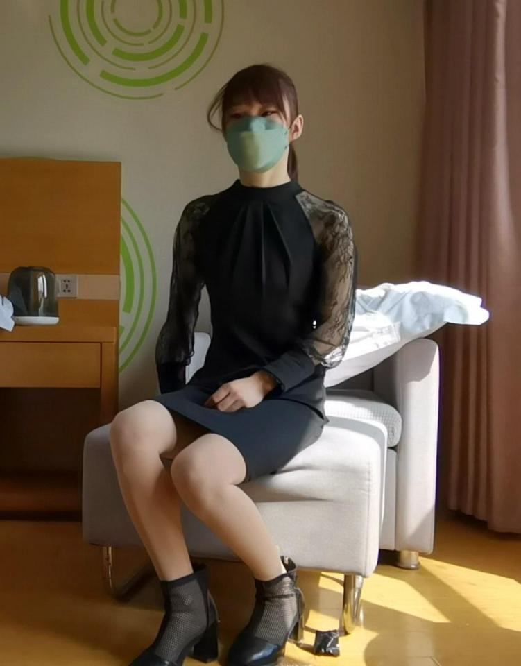 清冉初次体验绳缚，儿子在旁边盯着看自己的母亲被绑起来。儿子小，不懂事儿。大家别紧张 清冉是一名店长，在这个特殊时期店铺暂停营业所以兼职绳摸。清冉本人属于娇生惯养，平时也是被下属尊重，所以第一次体验绳缚解开后，安静了快十分钟才说怀疑人生了！尤其是她儿子没人带，就带来了。偶尔还会母子聊几句<br>定拍3516763647--3401955913