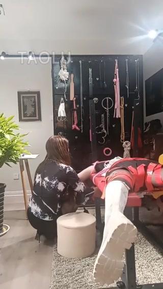 【安迪S】母狗背着主人找野男人，被发现，和闺蜜一起暴打… 【安迪S】母狗背着主人找野男人，被发现，和闺蜜一起暴打…<br>创作;【安迪S】<br><span style='color:#b0b0b0;'>[隐藏文字，购买后可见]</span><br>解压密码：50z9XJgQpSqan0D