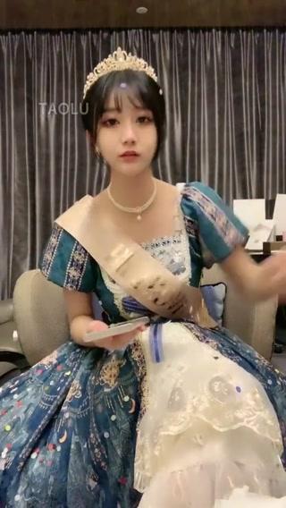 【VINNIE维妮】女神过生日，高跟丝袜裸足踩蛋糕浓痰赏赐贱奴  【VINNIE维妮】女神过生日，高跟丝袜裸足踩蛋糕浓痰赏赐贱奴 <br>创作：【VINNIE维妮】<br><span style='color:#b0b0b0;'>[隐藏文字，购买后可见]</span><br>