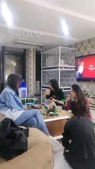 【雪儿S】三S上课【傲柔S】 【雪儿S】三S上课，玩狗子，喝啤酒，玩游戏，狗子喝圣水<br>原创作者：套路直播<br>购买链接：<span style='color:#b0b0b0;'>[隐藏文字，购买后可见]</span>