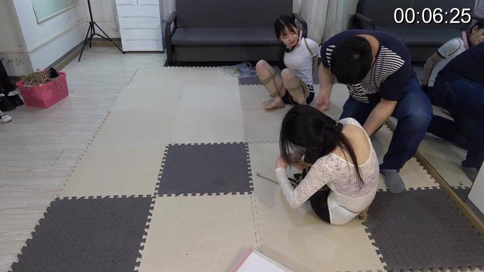 【美束映画定拍】姗姗小狐狸紧缚游戏Part 1 珊珊、小狐狸两位美女来进行紧缚游戏。<br>Part1:两人上身被直臂捆绑，腿被折叠捆绑。两人同时出发，看谁能先将盒子里的棒子用嘴叼回，先叼回3根的获胜并获得100元奖励。失败的接受惩罚，需要被获胜者牵着用膝盖行走，之后再被直臂吊起来。<br>感兴趣的可以购买支持一下，视频太大只能分开发，过两天继续发Part2<br>温馨提示：请勿在线解压