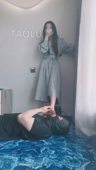 【77S】早上叫主起床挨打了 【77S】早上叫主起床挨打了，舔脚讨好求饶<br>原创作者：套路直播<br>购买链接：<span style='color:#b0b0b0;'>[隐藏文字，购买后可见]</span>