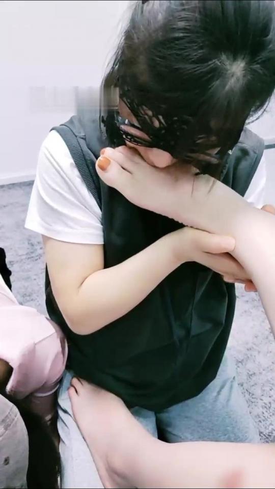 【清见】双女M-小三母狗喜欢舔脚 【清见】双女M-小三母狗喜欢舔脚<br>原创者：套路直播<br>购买地址<span style='color:#b0b0b0;'>[隐藏文字，购买后可见]</span>