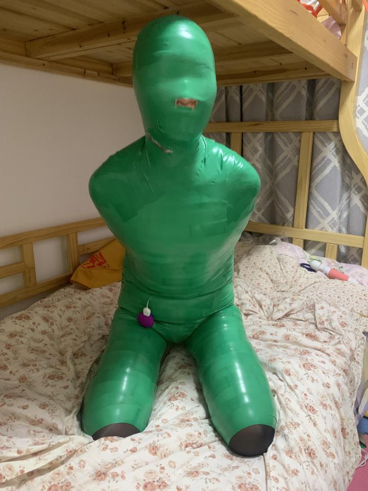 胶带鞍马姿势包裹老婆 着段时间没有时间更新视频，晚上老婆有了闹着要拍视频，记起有个鞍马姿势没有包过，先让老婆直接装就个玩具在慢慢从头往下包