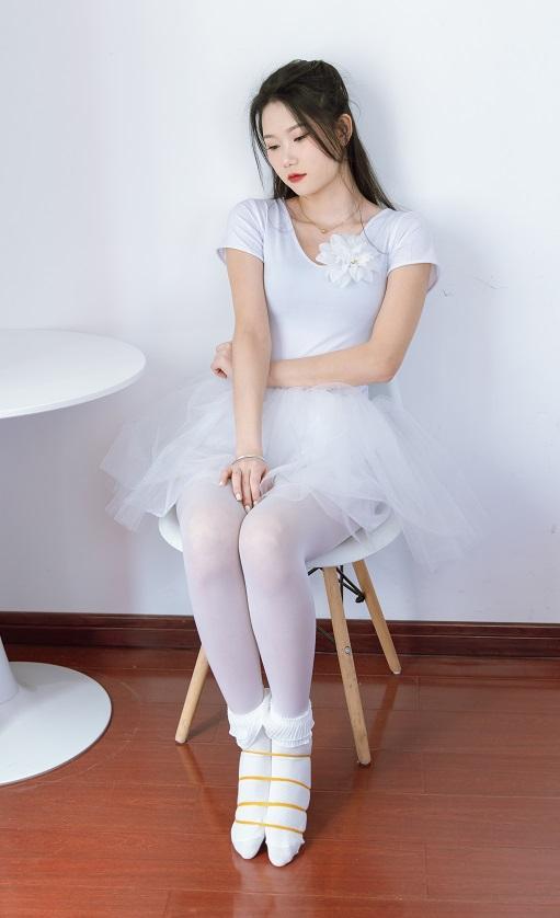 物恋传媒1125期：小竹-白棉袜、黄色橡皮筋绑穿棉袜的脚的剧情4K 物恋传媒1125期：小竹-白棉袜、黄色橡皮筋绑穿棉袜的脚的剧情4K<br>主题：白棉袜、白丝（图片有，视频没有，视频全程穿着棉袜）、黄色橡皮筋绑穿棉袜的脚的剧情<br>购买地址<span style='color:#b0b0b0;'>[隐藏文字，购买后可见]</span>